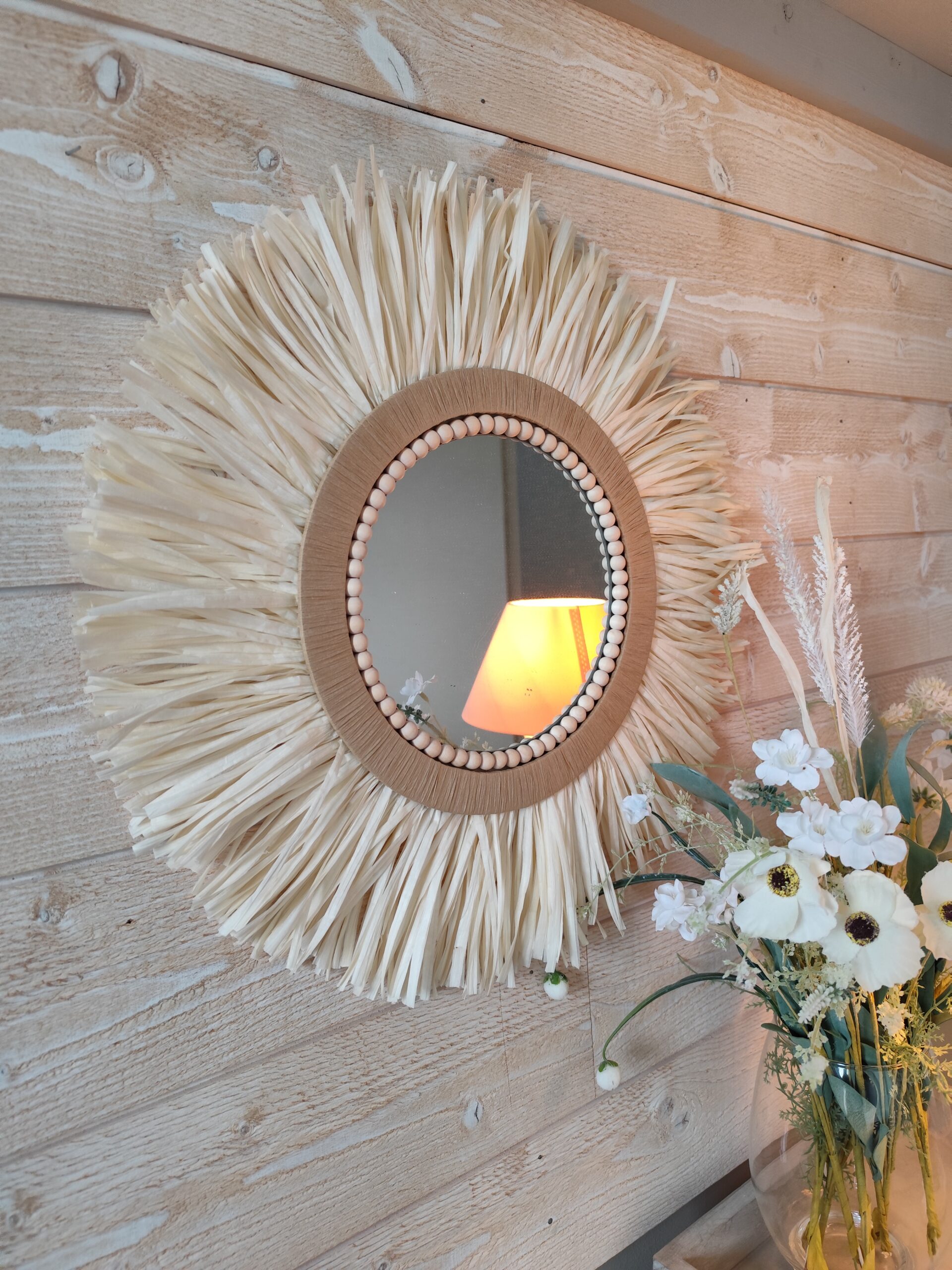 Petit miroir rond en raphia blanc, cordes, perles de bois et raphia tressé Ju0142