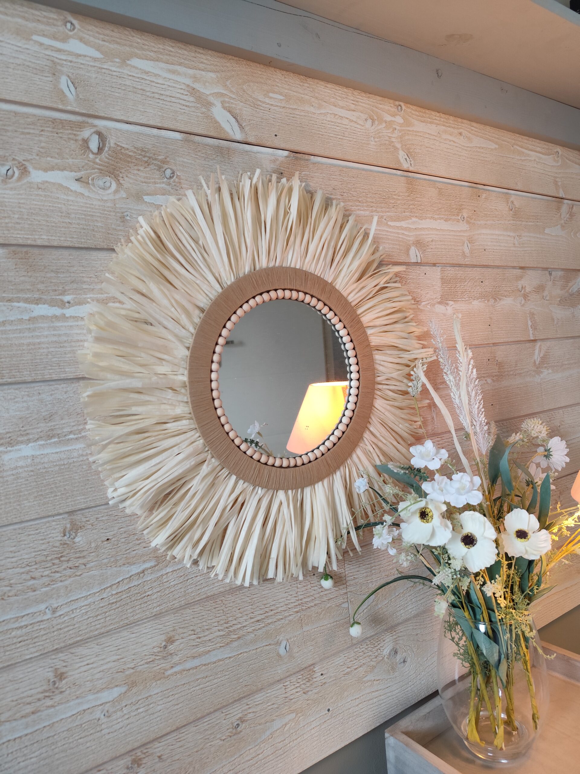 Petit miroir rond en raphia blanc, cordes, perles de bois et raphia tressé Ju0142