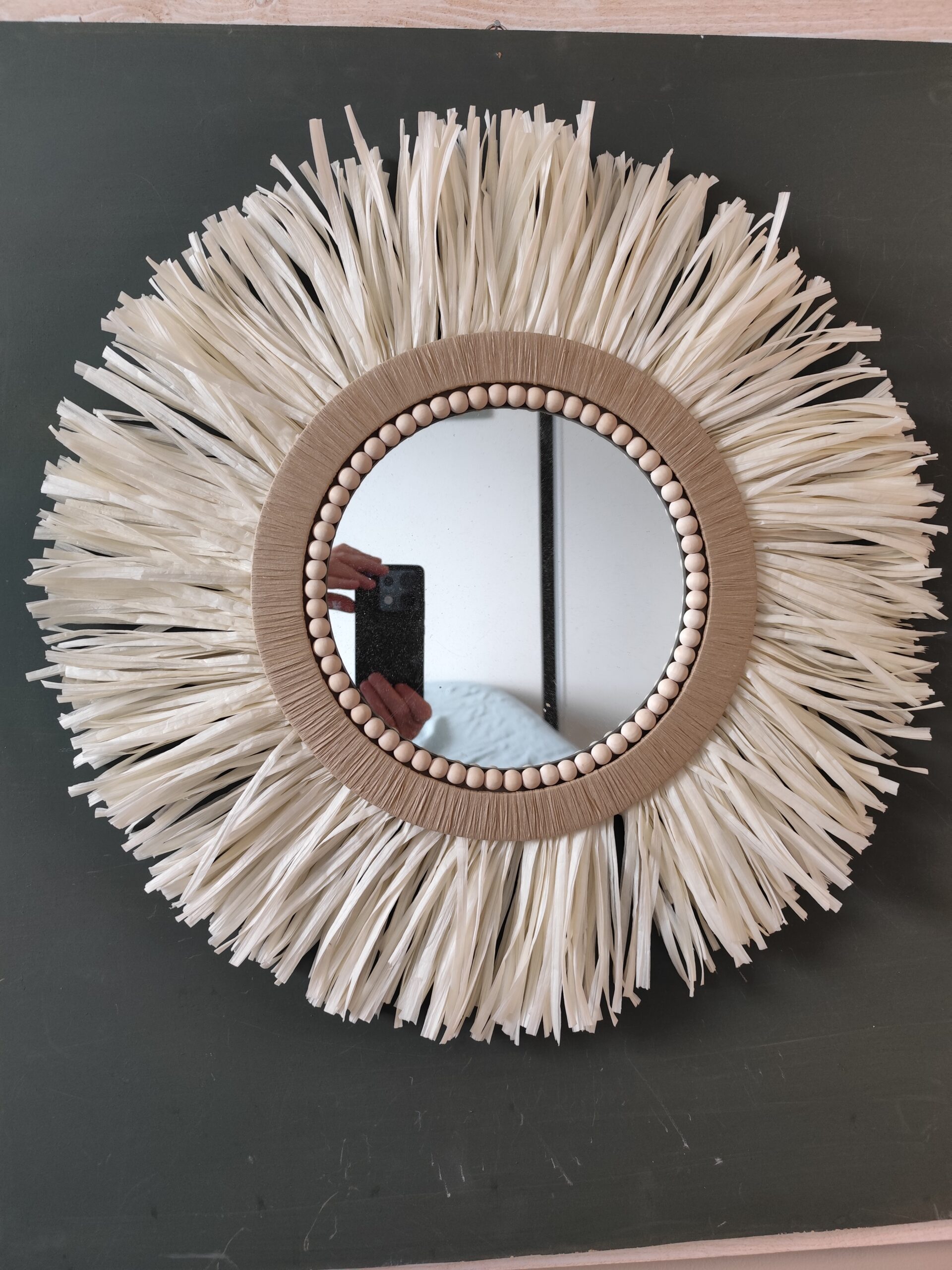 Petit miroir rond en raphia blanc, cordes, perles de bois et raphia tressé Ju0142