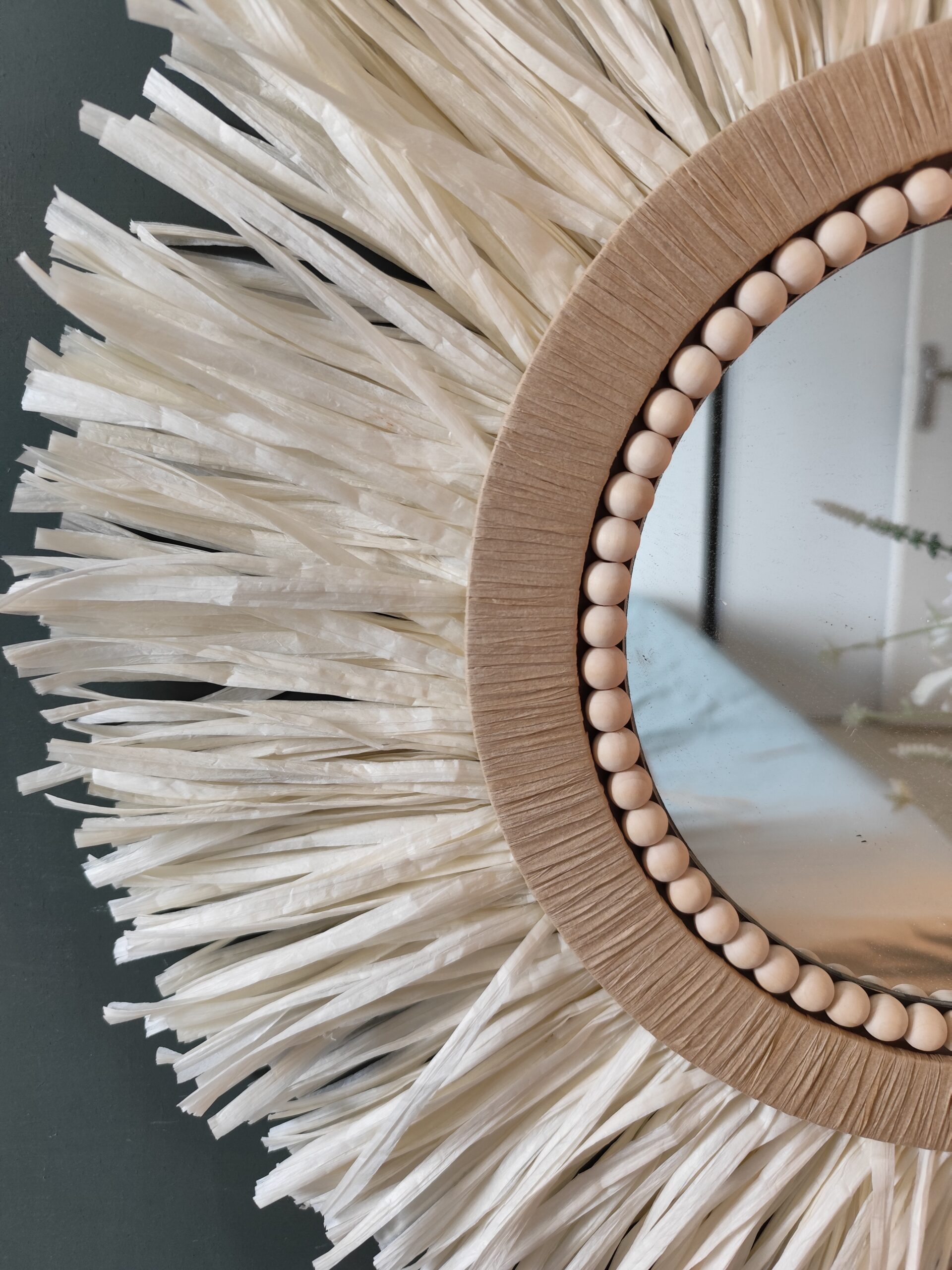 Petit miroir rond en raphia blanc, cordes, perles de bois et raphia tressé Ju0142