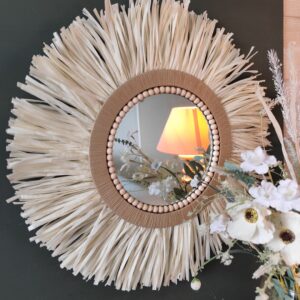 Petit miroir rond en raphia blanc, cordes, perles de bois et raphia tressé Ju0142