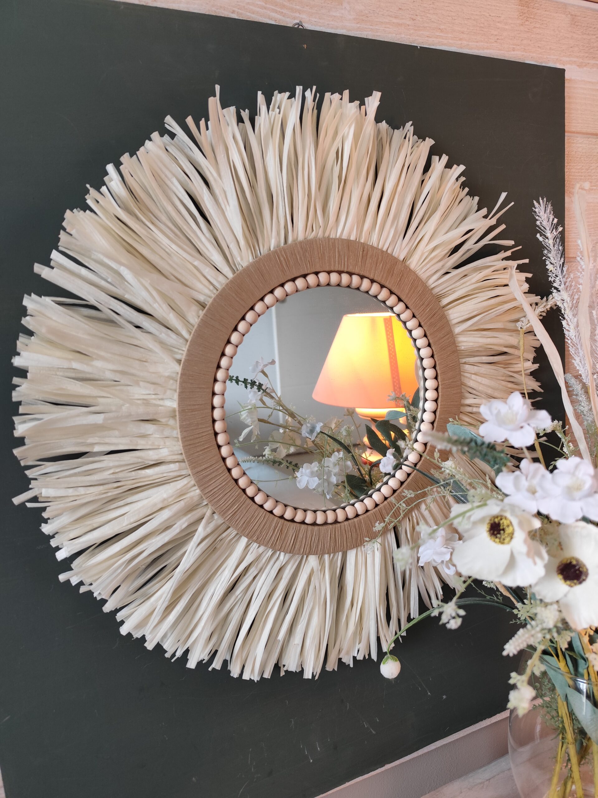 Petit miroir rond en raphia blanc, cordes, perles de bois et raphia tressé Ju0142