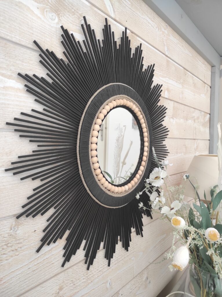 Miroir en bois naturel teinté de noir cerné de raphia tressé, de cordes et perles Ju0238