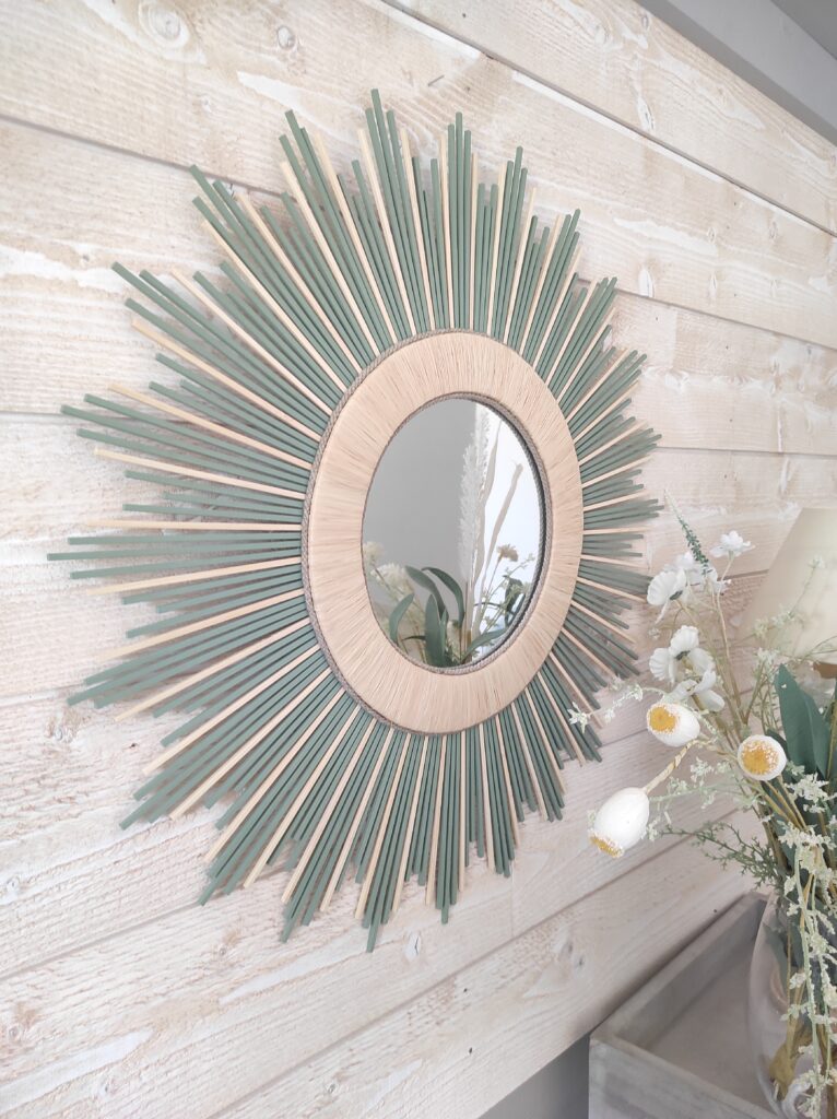 Miroir rond en bois naturel et vert olive, il est cerné de raphia tressé et de cordes de lin Ju0239