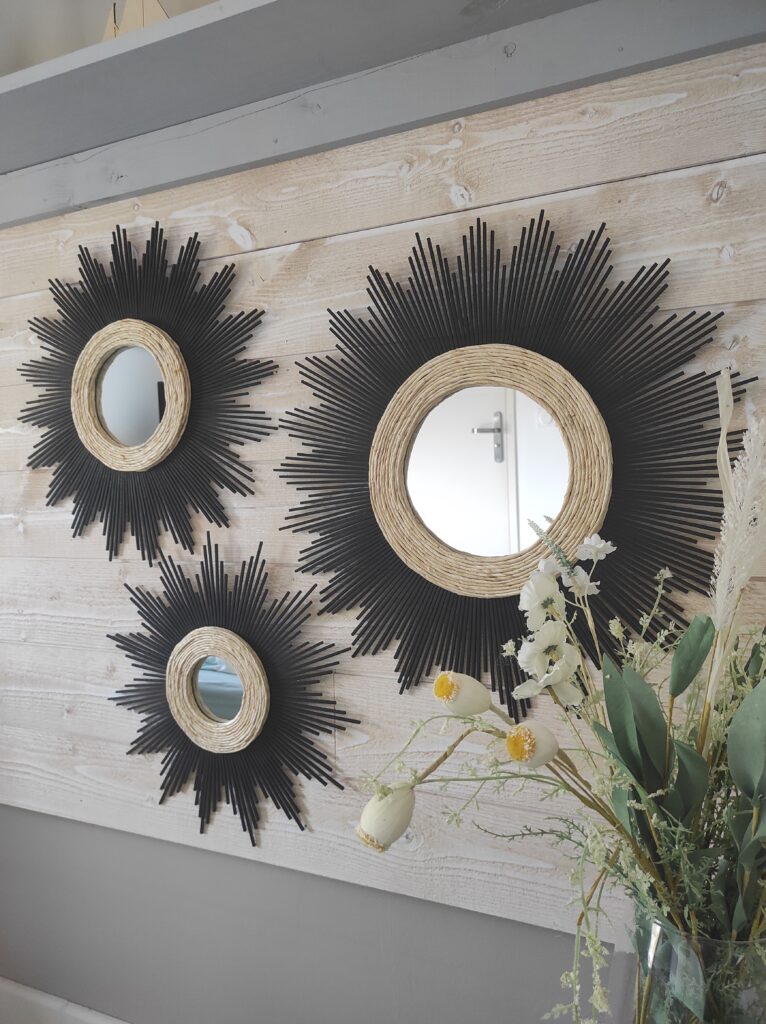 Trio de miroirs rond en bois naturel teinté de noir et de cercles concentriques en maïs