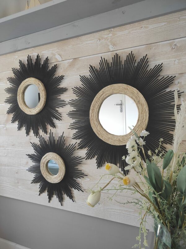 Trio de miroirs rond en bois naturel teinté de noir et de cercles concentriques en maïs