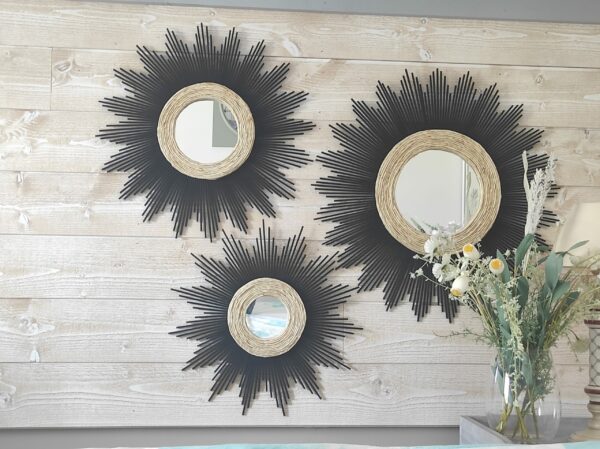 Trio de miroirs rond en bois naturel teinté de noir et de cercles concentriques en maïs