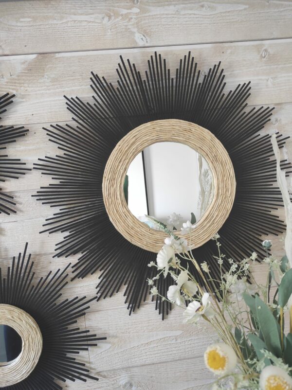 Trio de miroirs rond en bois naturel teinté de noir et de cercles concentriques en maïs