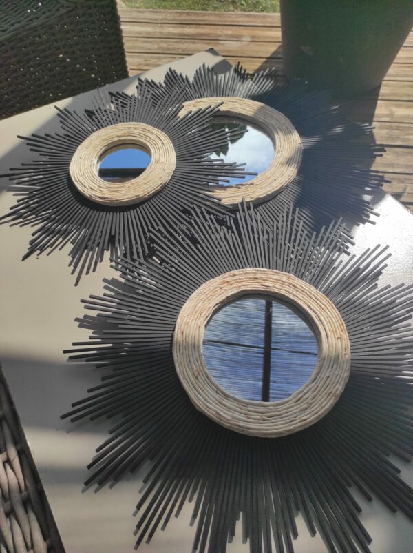 Trio de miroirs rond en bois naturel teinté de noir et de cercles concentriques en maïs