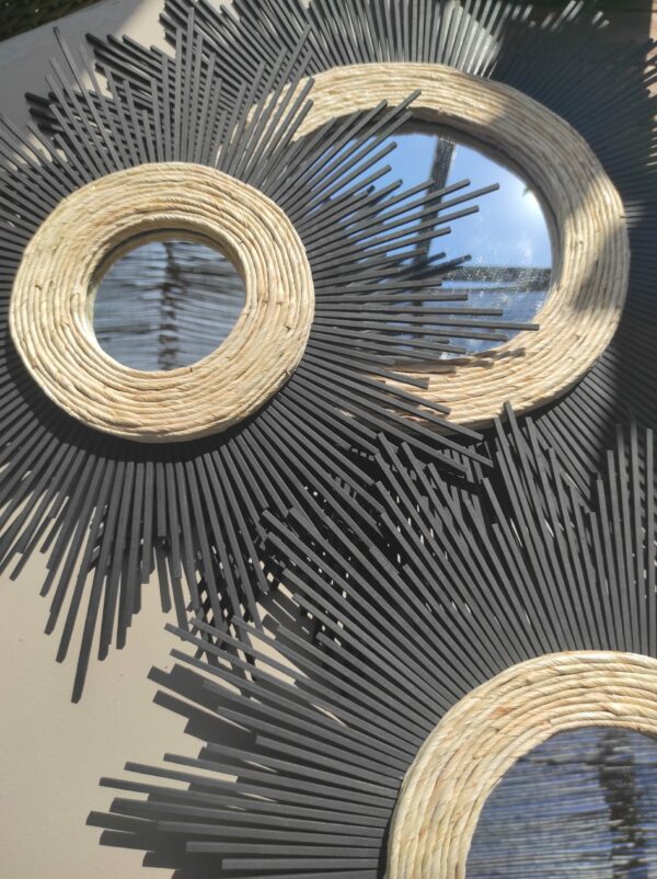 Trio de miroirs rond en bois naturel teinté de noir et de cercles concentriques en maïs