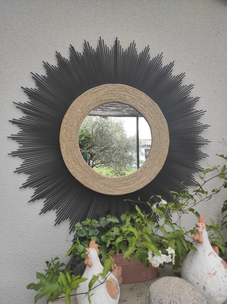 Grand miroir rond en bois naturel teinté de noir cerné d'algues marine beige Ju0241
