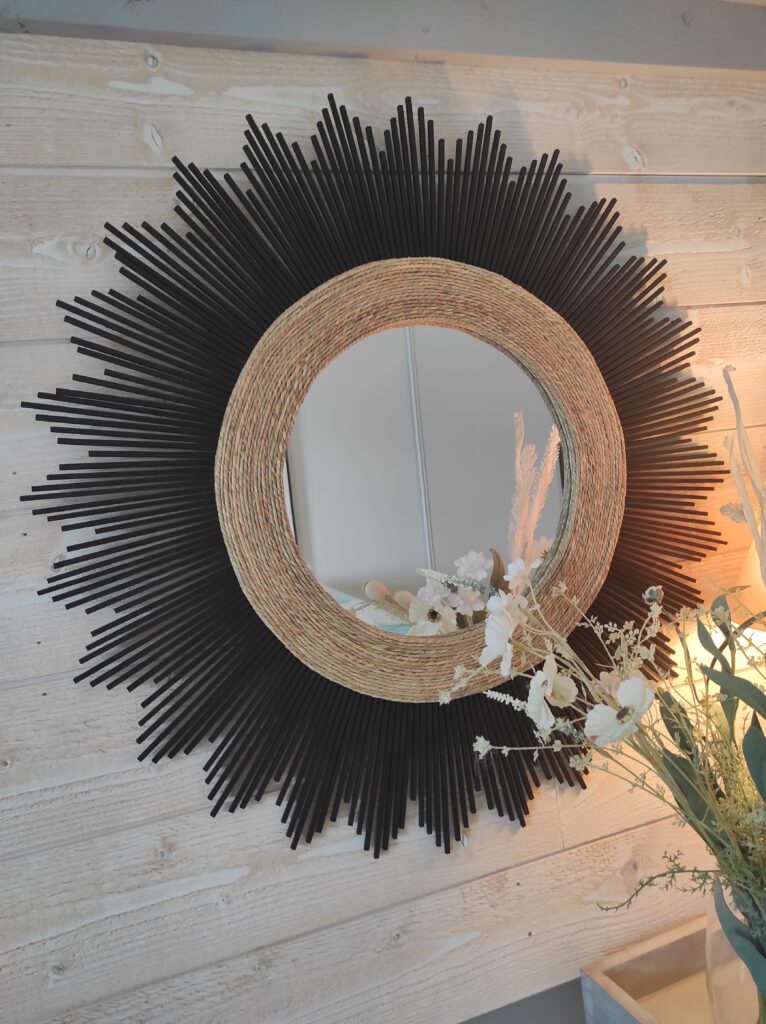 Grand miroir rond en bois naturel teinté de noir cerné d'algues marine beige Ju0242
