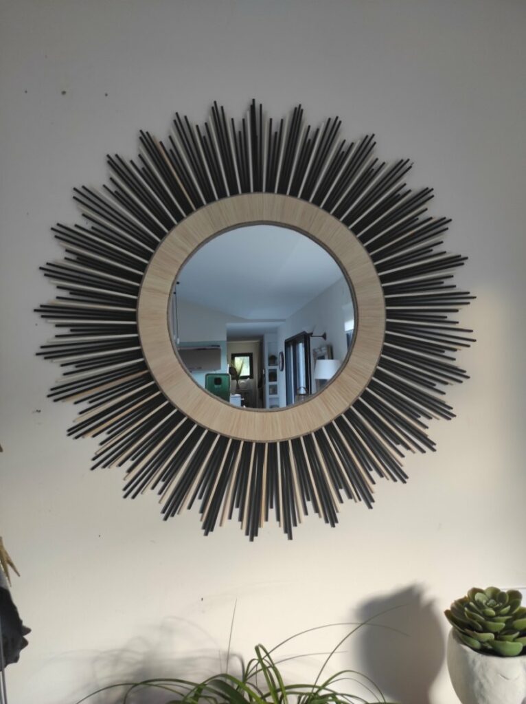 Grand miroir en bois naturel et noir, cerné de raphia naturel, Ju0210