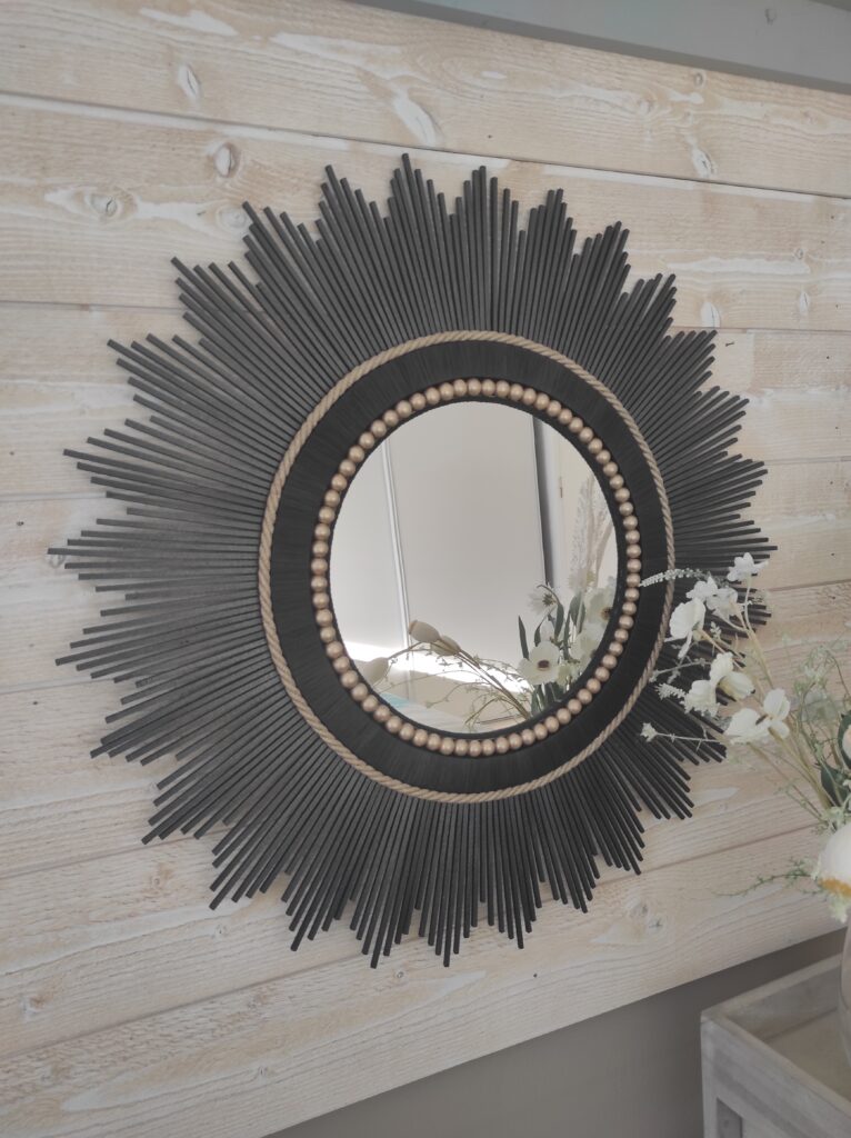 Création française, grand miroir rond en bois teinté en noir nacré, Ju0244