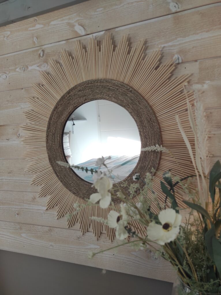Grand miroir rond en bois naturel cerné d'algues marine brune Ju0248