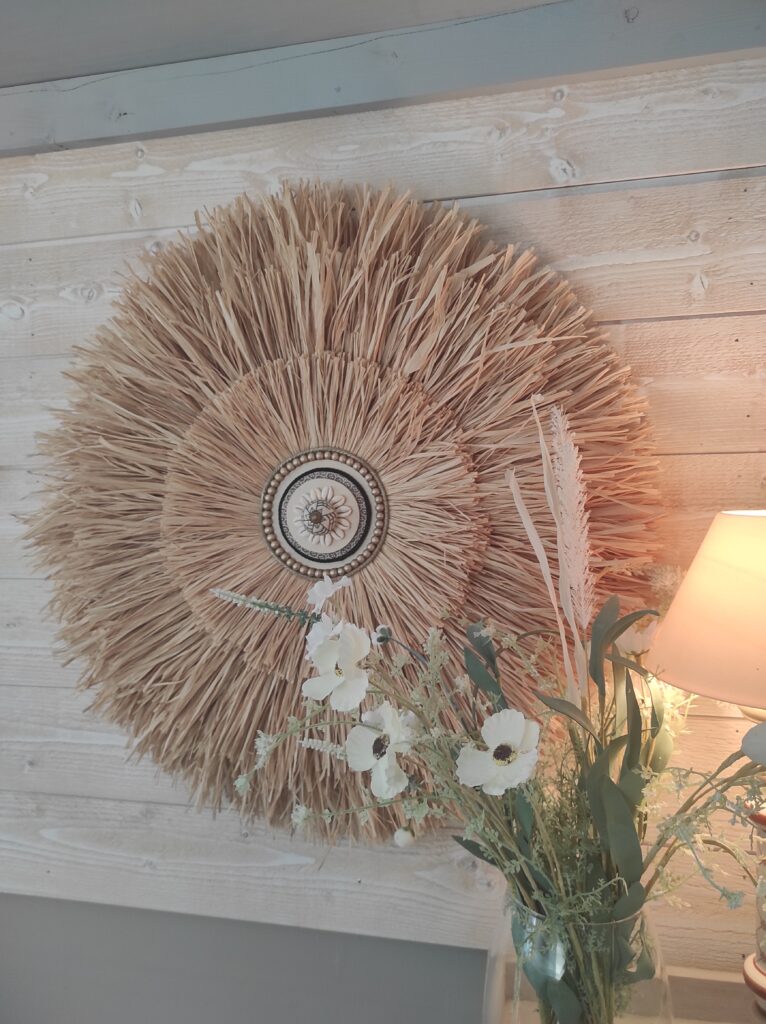 Grand jujuhat, tout en raphia naturel sur 4 niveaux, combinant les cordes de lin, les perles en bois, Ju0249