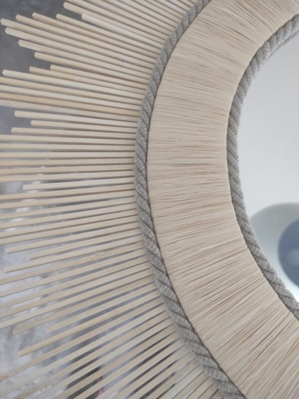 Grand miroir rond en bois naturel et raphia Ju0246