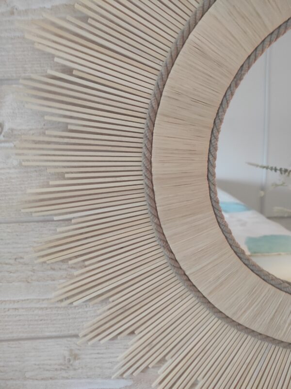 Grand miroir rond en bois naturel et raphia Ju0246