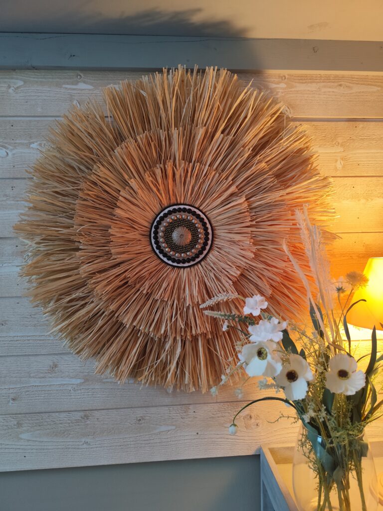 Grand jujuhat, tout en raphia naturel sur 4 niveaux, combinant les cordes de lin, les perles en bois, Ju0249