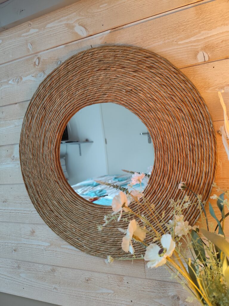 Grand miroir cerné d'un bord en bois recouvert d'algues marine.Ju0254