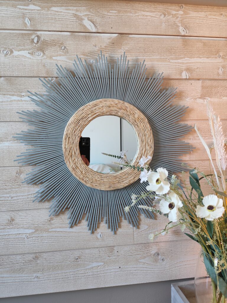Miroir rond en bois teinté d'un vert tendance mat cerné d'éléments naturel écru Ju0253