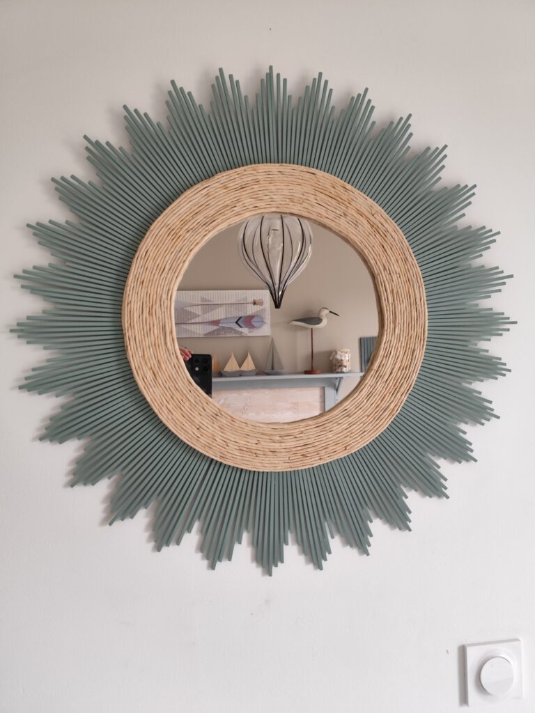 Grand miroir rond en bois naturel teinté d'un vert sauge-olive et d'un cordage mais crème.Ju0255