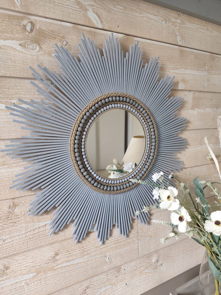 Miroir rond en bois naturel teinté d'un bleu arafuma, cordes de lin et perles bois Ju0258