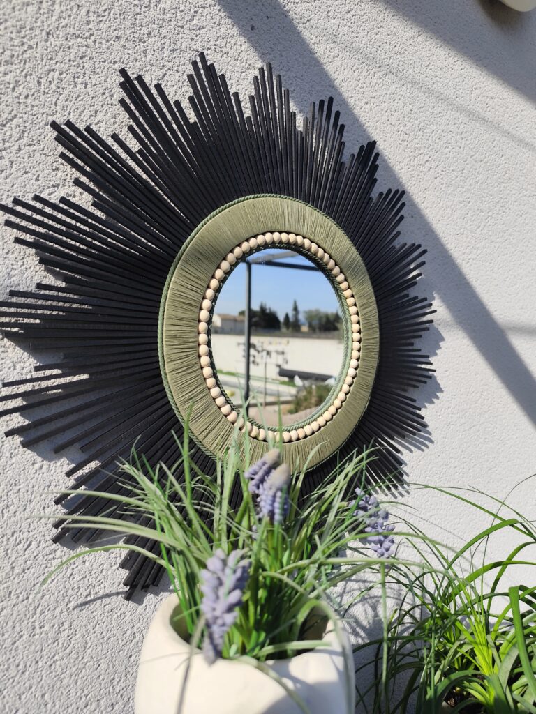 Miroir en bois naturel teinté de noir cerné de raphia tressé, de cordes et perles Ju0259