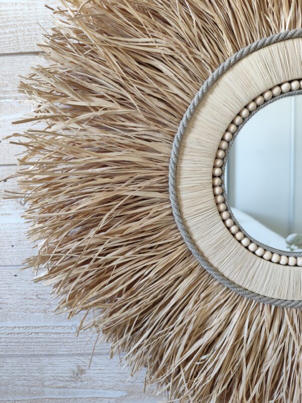 Miroir rond en raphia naturel cerné d’un bord en bois Ju0260
