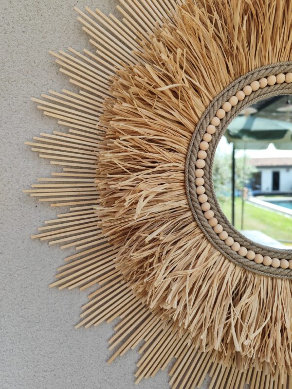 Miroir rond, combinant le bois naturel, le raphia, les cordes de lin….Ju0261