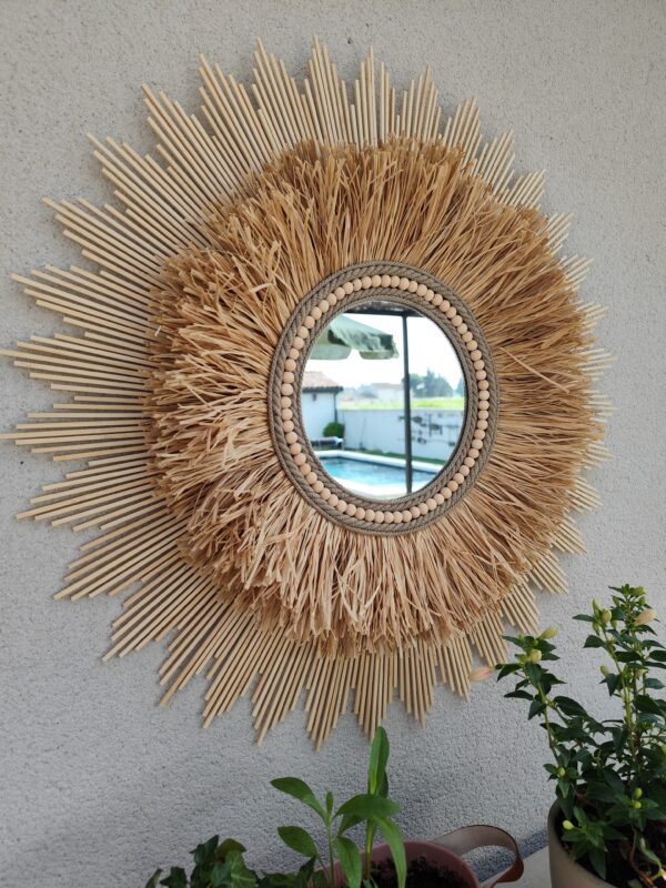 Miroir rond, combinant le bois naturel, le raphia, les cordes de lin….Ju0261
