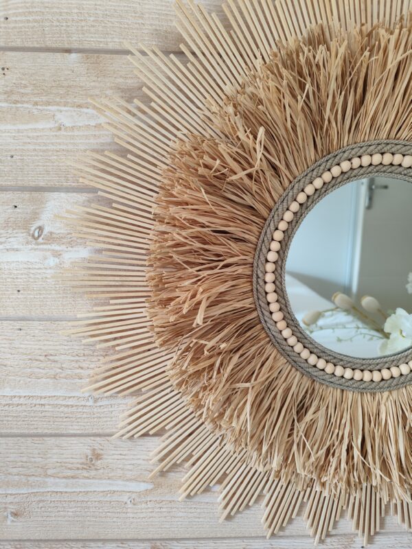 Miroir rond, combinant le bois naturel, le raphia, les cordes de lin….Ju0261