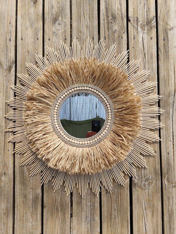 Miroir rond, combinant le bois naturel, le raphia, les cordes de lin….Ju0261