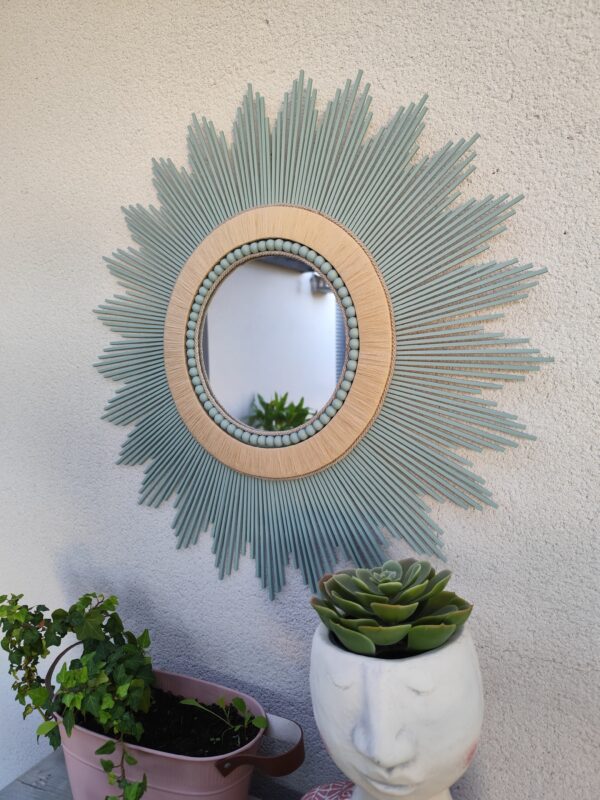 Miroir en bois naturel teinté de vert cerné de raphia tressé, de cordes et perles Ju0262