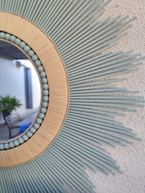 Miroir en bois naturel teinté de vert cerné de raphia tressé, de cordes et perles Ju0262