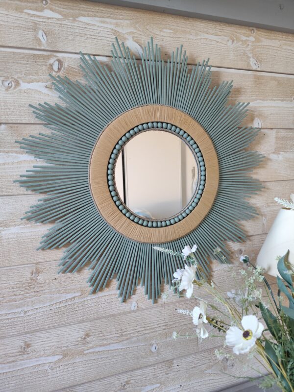 Miroir en bois naturel teinté de vert cerné de raphia tressé, de cordes et perles Ju0262