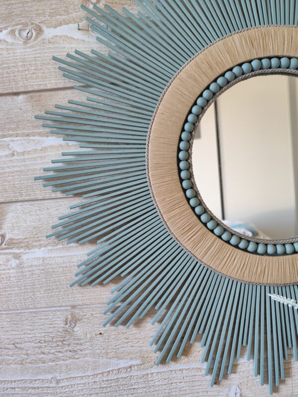 Miroir en bois naturel teinté de vert cerné de raphia tressé, de cordes et perles Ju0262