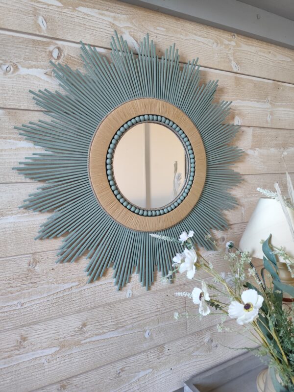 Miroir en bois naturel teinté de vert cerné de raphia tressé, de cordes et perles Ju0262