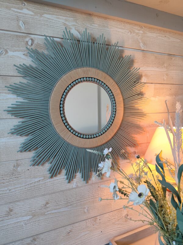 Miroir en bois naturel teinté de vert cerné de raphia tressé, de cordes et perles Ju0262