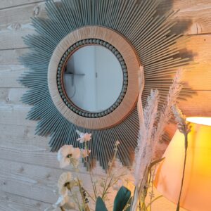 Miroir en bois naturel teinté de vert cerné de raphia tressé, de cordes et perles Ju0262