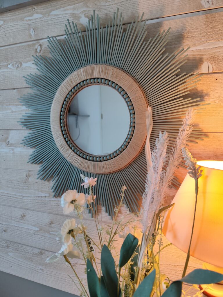 Miroir en bois naturel teinté de vert cerné de raphia tressé, de cordes et perles Ju0262