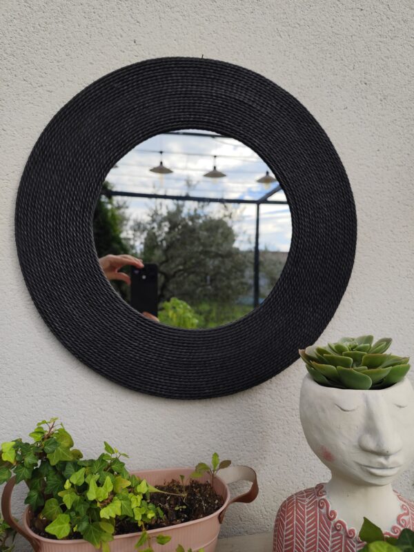 Miroir rond cerné d’un bois recouvert d’un cordage de jonc de mer teinté de noir, Ju0263