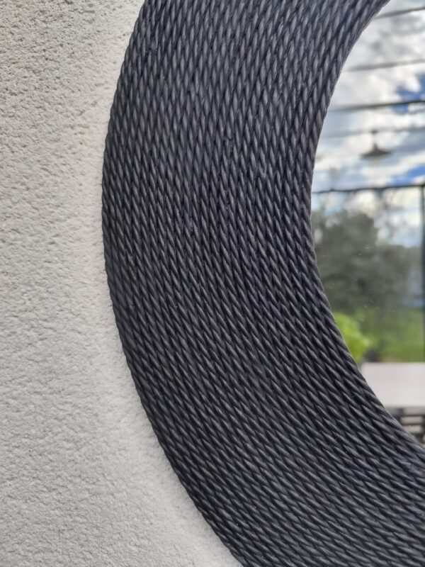 Miroir rond cerné d’un bois recouvert d’un cordage de jonc de mer teinté de noir, Ju0263