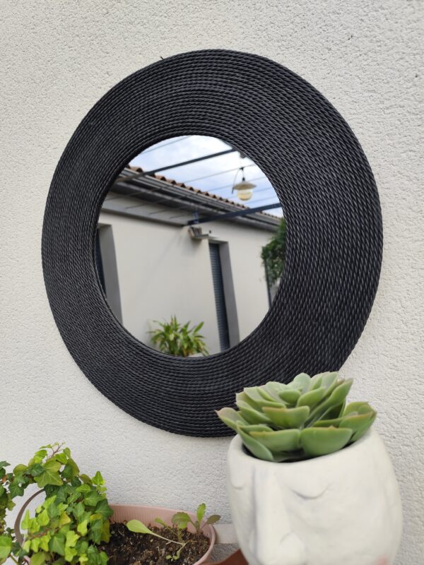Miroir rond cerné d’un bois recouvert d’un cordage de jonc de mer teinté de noir, Ju0263