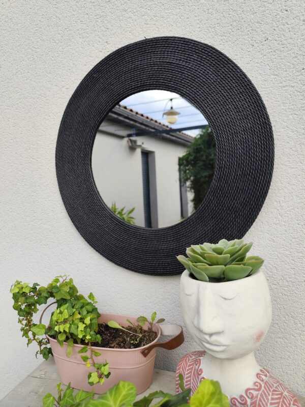 Miroir rond cerné d’un bois recouvert d’un cordage de jonc de mer teinté de noir, Ju0263