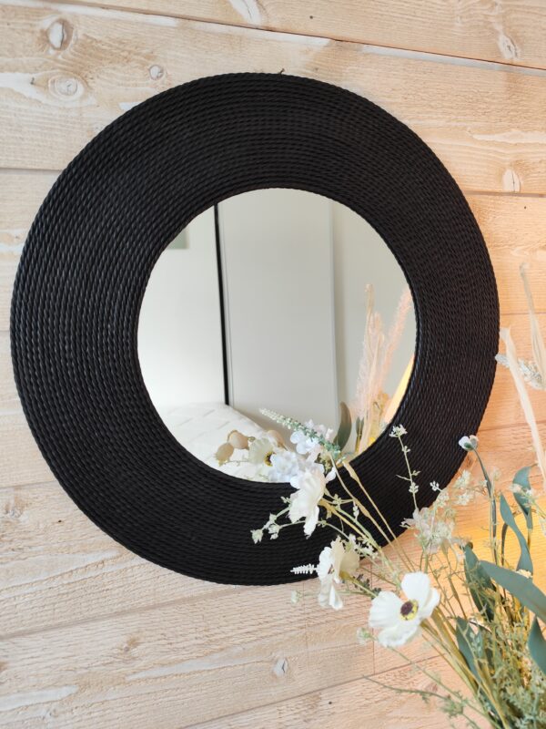 Miroir rond cerné d’un bois recouvert d’un cordage de jonc de mer teinté de noir, Ju0263