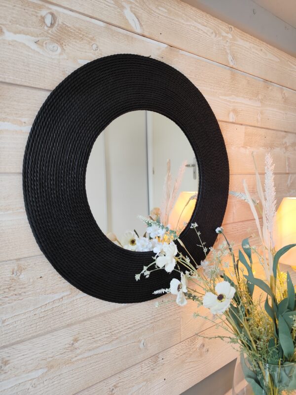 Miroir rond cerné d’un bois recouvert d’un cordage de jonc de mer teinté de noir, Ju0263
