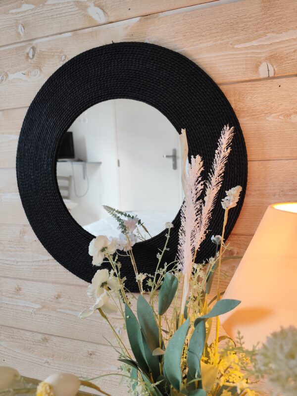 Miroir rond cerné d’un bois recouvert d’un cordage de jonc de mer teinté de noir, Ju0263