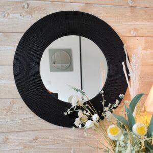 Miroir rond cerné d'un bois recouvert d'un cordage de jonc de mer teinté de noir, Ju0263