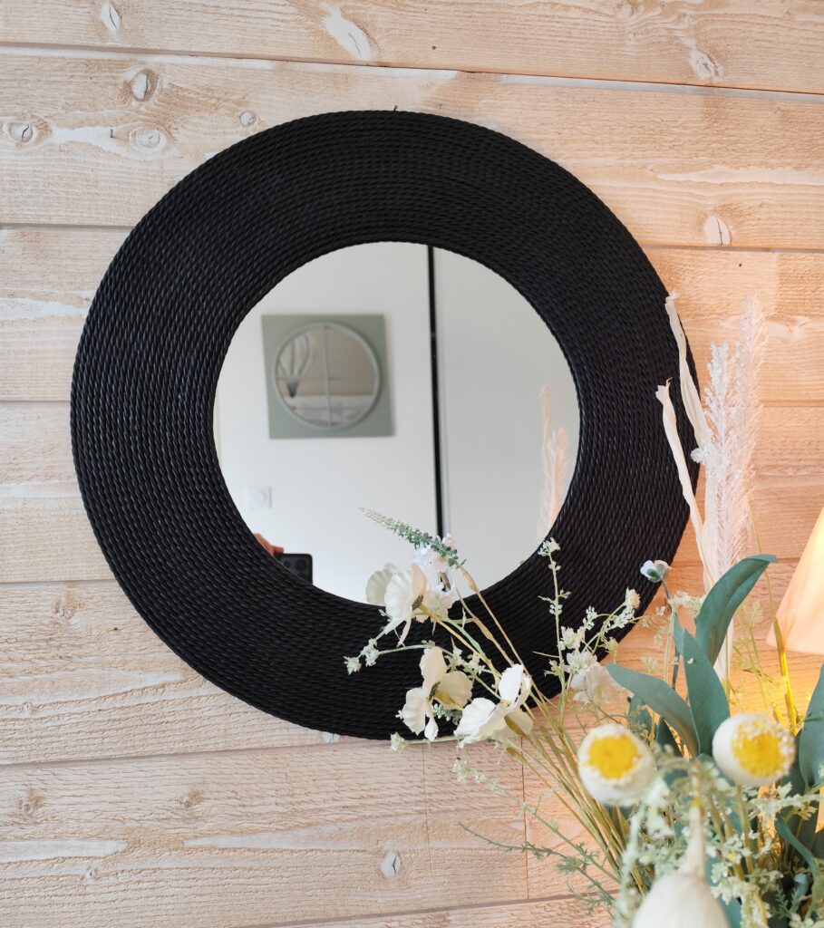 Miroir rond cerné d'un bois recouvert d'un cordage de jonc de mer teinté de noir, Ju0263